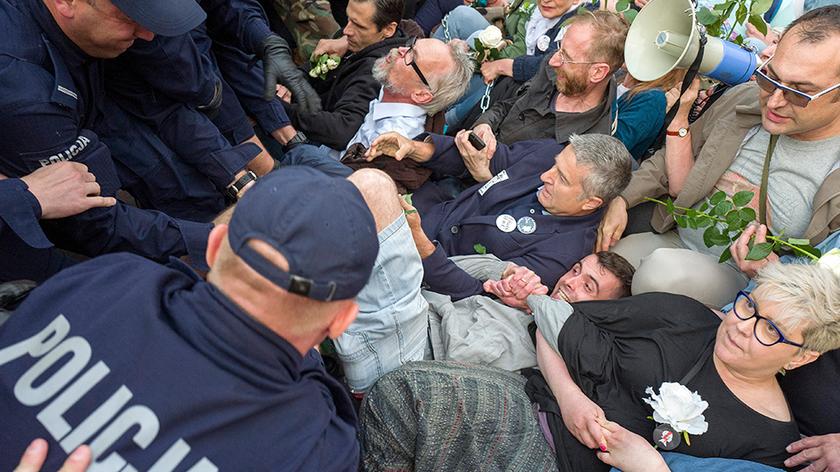 Frasyniuk został zatrzymany w trakcie blokowania obchodów miesięcznicy smoleńskiej