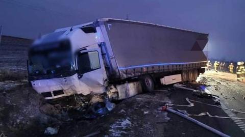 Augustów. Auto zderzyło się na obwodnicy z ciężarówką. Nie żyje jeden z kierowców (materiał z 11.01.2022)