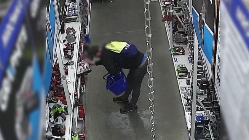 Pracownicy sklepu przyłapali mężczyznę kiedy kradł wiertarko-wkrętarki