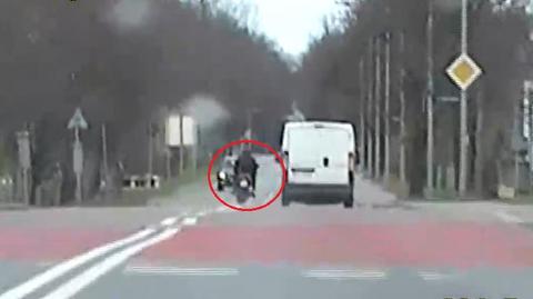 Motocyklista złamał szereg przepisów w trakcie ucieczki przed policją (wideo bez dźwięku). Materiał z 14.04.2022