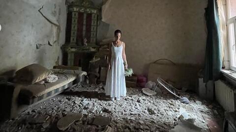 W gruzach rodzinnego domu zapozowała w sukni ślubnej. "Tego strachu nigdy się nie zapomina