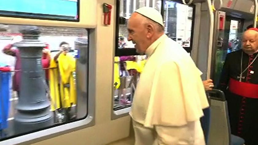 Papież w drodze na Błonia. Pozdrawiał wiernych z tramwaju 