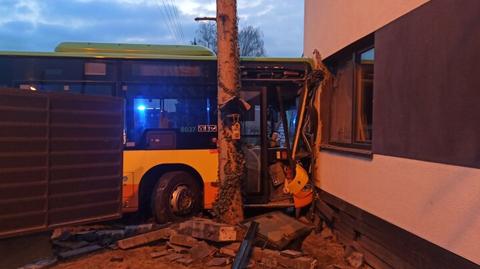 Autobus wjechał w dom w Lusówku (Wielkopolskie)