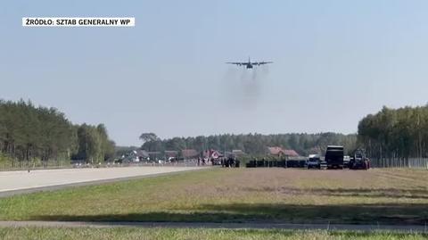 Ćwiczenia wojskowe ROUTE 604. Jako pierwszy ląduje C130 Hercules, jako drugi - CASA295