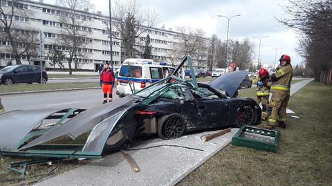 Zderzyły się dwa samochody. Porsche ścięło wiatę przystankową