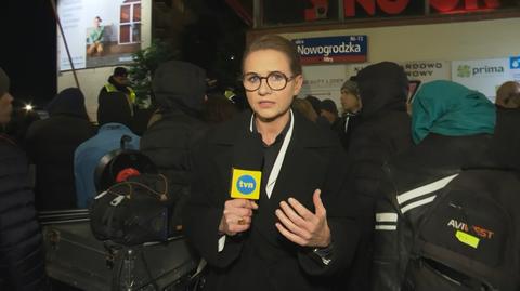 Arleta Zalewska przed siedzibą Prawa i Sprawiedliwości