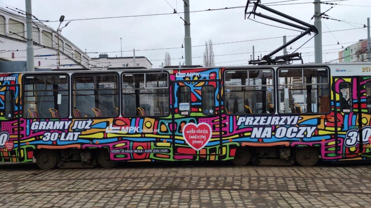 Wyjechał na ulice, gdy rządził Gierek, a dzieci zachwycały się Pszczółką Mają. Tramwaj wystawiony na sprzedaż