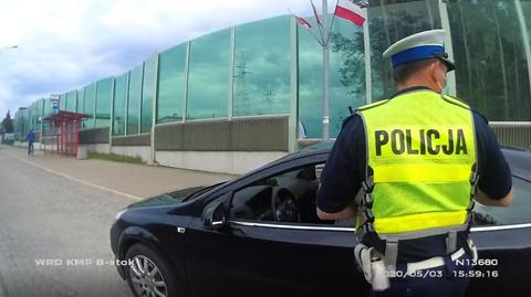 Białystok. Policja zatrzymała auto do kontroli. Kierowca wyrzucił przez okno noże (materiał z 1.10.2021)