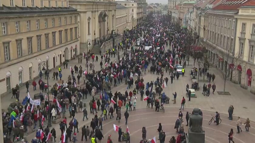 Tysiące manifestantów wypełniają ulicę przed Pałacem Prezydenckim