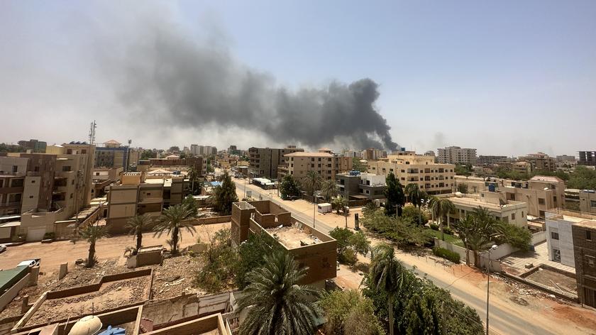 Czarny dym nad Chartumem, trwają walki w Sudanie. Nagranie z drona