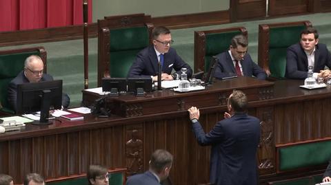 Politycy PiS opuszczają salę obrad w Sejmie