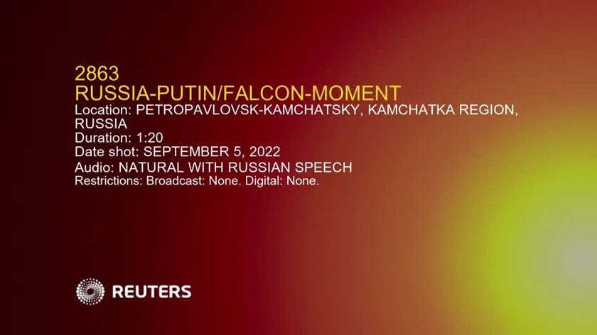 Władimir Putin pozuje z sokołem w czasie forum ekonomicznego w Kamczatce