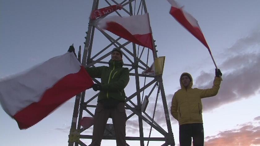 W Zakopanem polskie flagi pojawiły się ponad chmurami