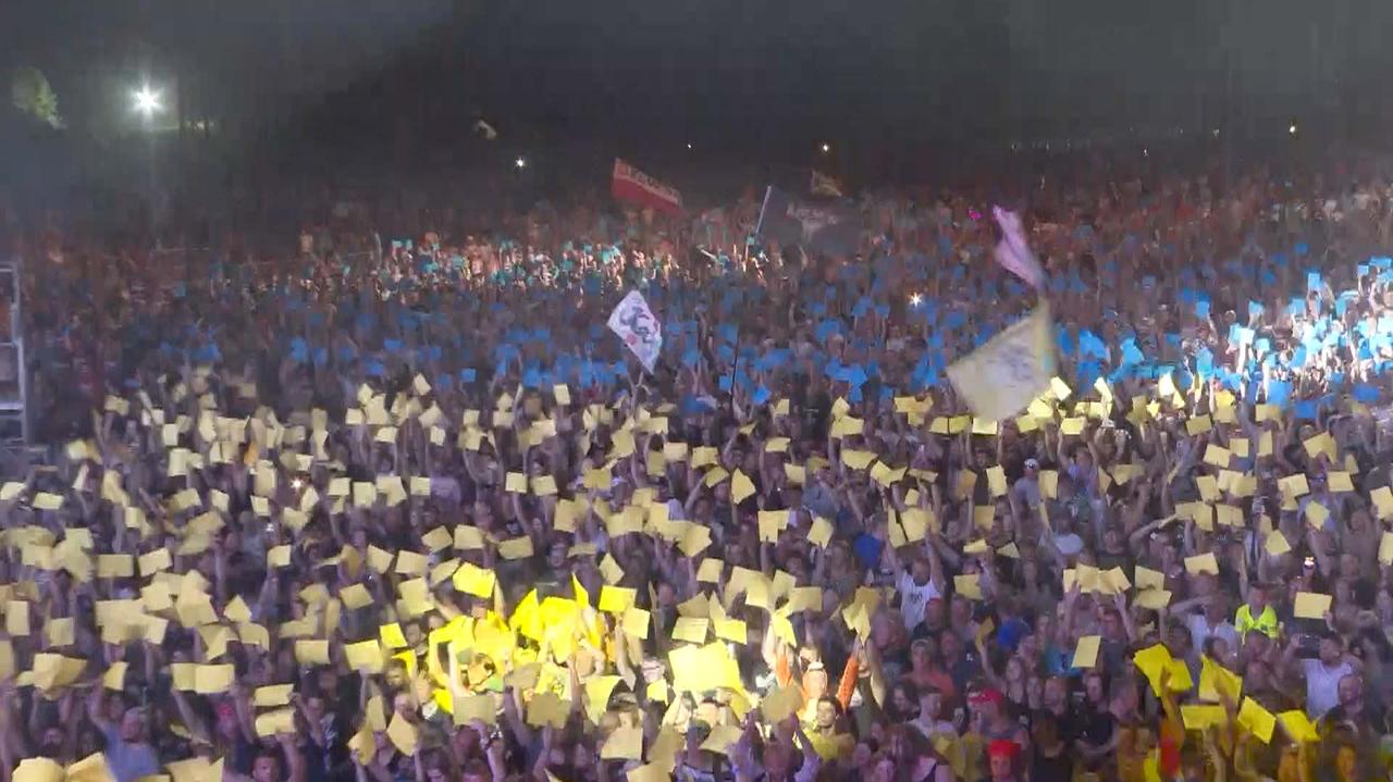 Ukraińska flaga z żółtych i niebieskich kartek pod sceną Pol'and'Rock Festival. 