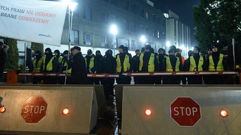 17.12.2016 | Gorąca noc przed Sejmem. Protestujący chcieli zablokować posłów