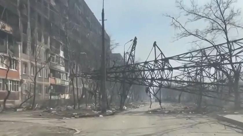 Zniszczone ulice i budynki w Mariupolu (wideo z 24.03.2022)