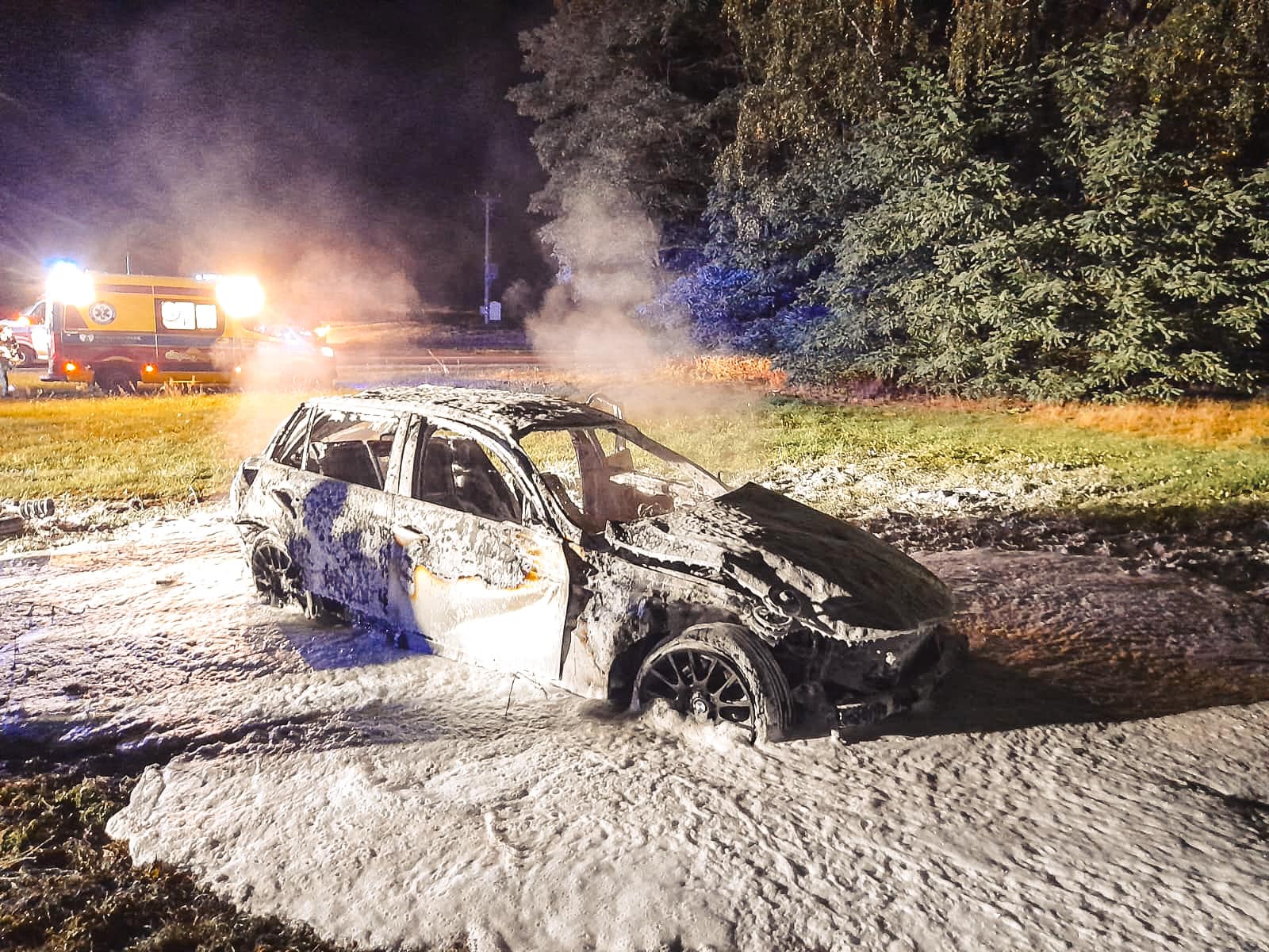 Wypadek w Rogaszycach. Auto wypadło z drogi i spłonęło, zginął 17-latek.  19-latka z zarzutami. Nagranie z samochodu - TVN24