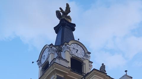 Białystok. Choć nieraz się spóźnia lub spieszy, zegar w Bramie Wielkiej Pałacu Branickich działa z przerwami od ponad 250 lat (materiał z 13.04.2022)