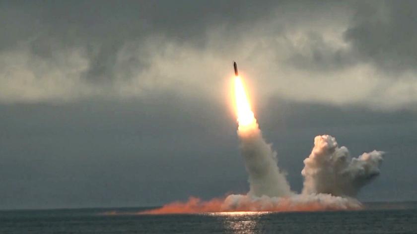 Wystrzelenie pocisku balistycznego Buława z atomowej łodzi podwodnej na Morzu Barentsa