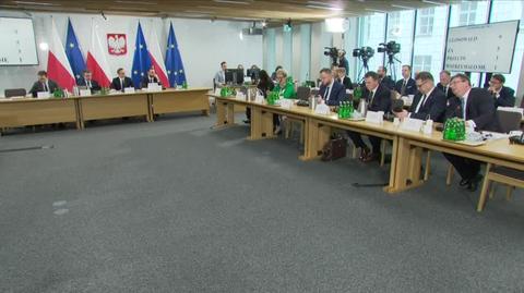 Politycy PiS opuścili salę komisji po wyłączeniu z obrad Michała Wójcika