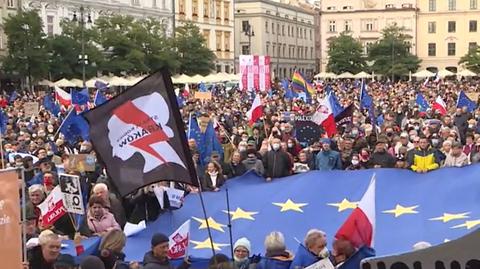 Sondaż: Polacy chcą zostać w Unii