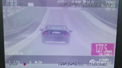 Na drodze trudne warunki, a on rozpędza się do 127 km/h