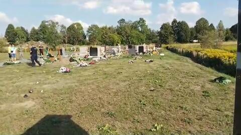 Gołdap. Na cmentarzu leżały porozrzucane kwiaty, wieńce i znicze. Sprawą zajmuje się policja 