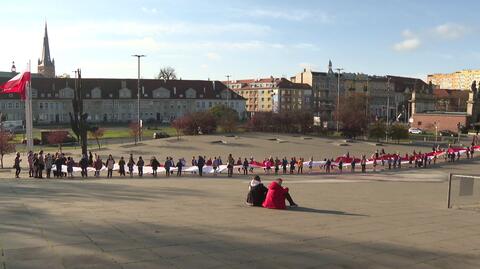 Uczniowie z całej Polski śpiewali wspólnie hymn. W Szczecinie rozwinięto wielką flagę
