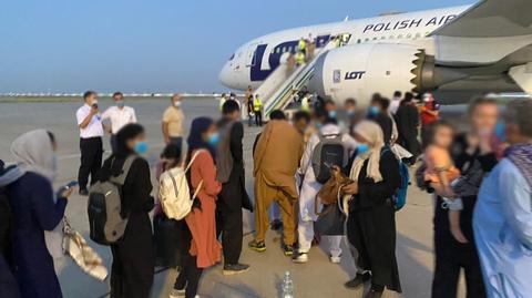 Dreamliner z ewakuowanymi z Afganistanu wylądował na lotnisku w Warszawie