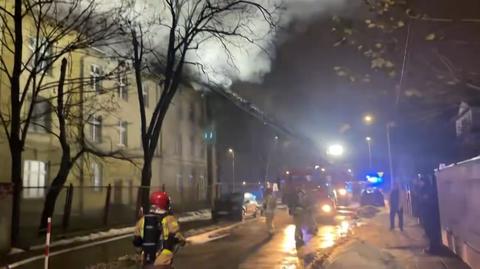 Straż pożarna walczy z pożarem w dawnym szpitalu MSWiA w Kielcach