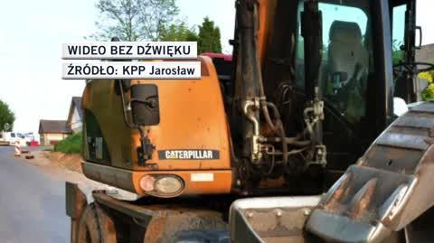 Podkarpacie. Pijany kierowca koparki zniszczył dwa samochody i motocykl (materiał z 17.05.2022)