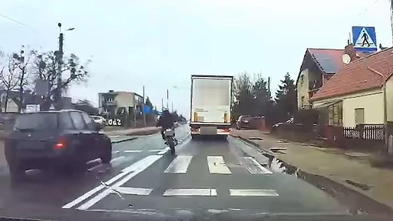 Wyprzedzał na skrzyżowaniu i przejściu dla pieszych. Niemal zmiótł z drogi motorowerzystę