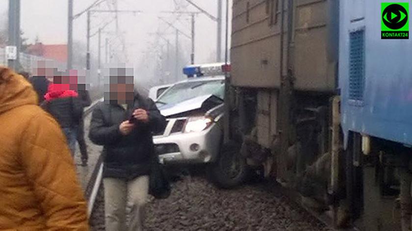 Pociąg uderzył w radiowóz. Nie żyje policjant
