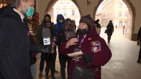 W Sukiennicach można spotkać dziś Annę Dymną. Aktorka rozdaje serduszka WOŚP ze swoim autografem 