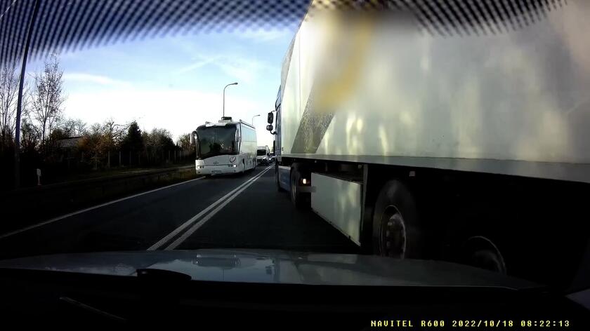 Kierowca ciężarówki zajeżdżał innemu kierowcy drogę