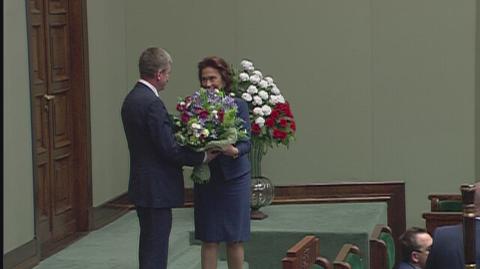 Małgorzata Kidawa-Błońska po głosowaniu dostała kwiaty