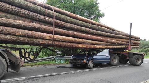 Samochód osobowy wciągnięty pod naczepę z drewnem