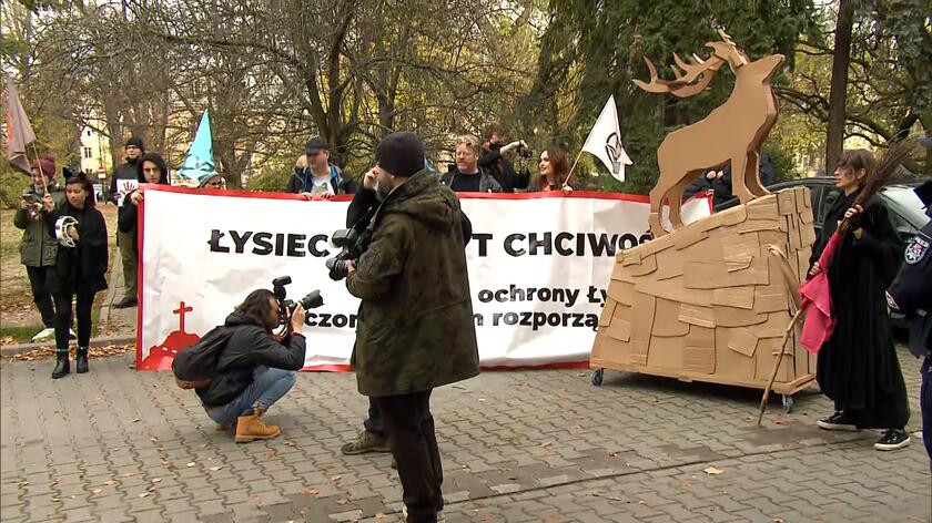 Protest "Nie róbcie z nas jeleni" w Warszawie przeciwko planom Ministerstwa Klimatu i Środowiska wyłączenia Łysej Góry ze Świętokrzyskiego Parku Narodowego