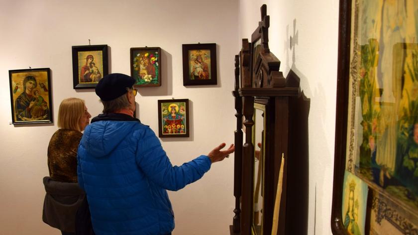 W Podlaskim Muzeum Kultury Ludowej w Wasilkowie otwarto wystawę wizerunków świętych patronów wiejskich chat (materiał z 3.05.2022)