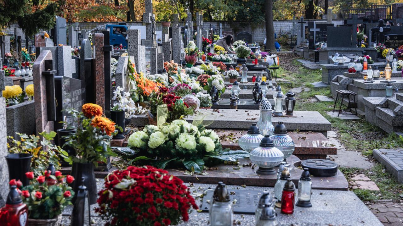 Jak dojechać na cmentarze w Lublinie? Zmiany w organizacji ruchu na Wszystkich Świętych