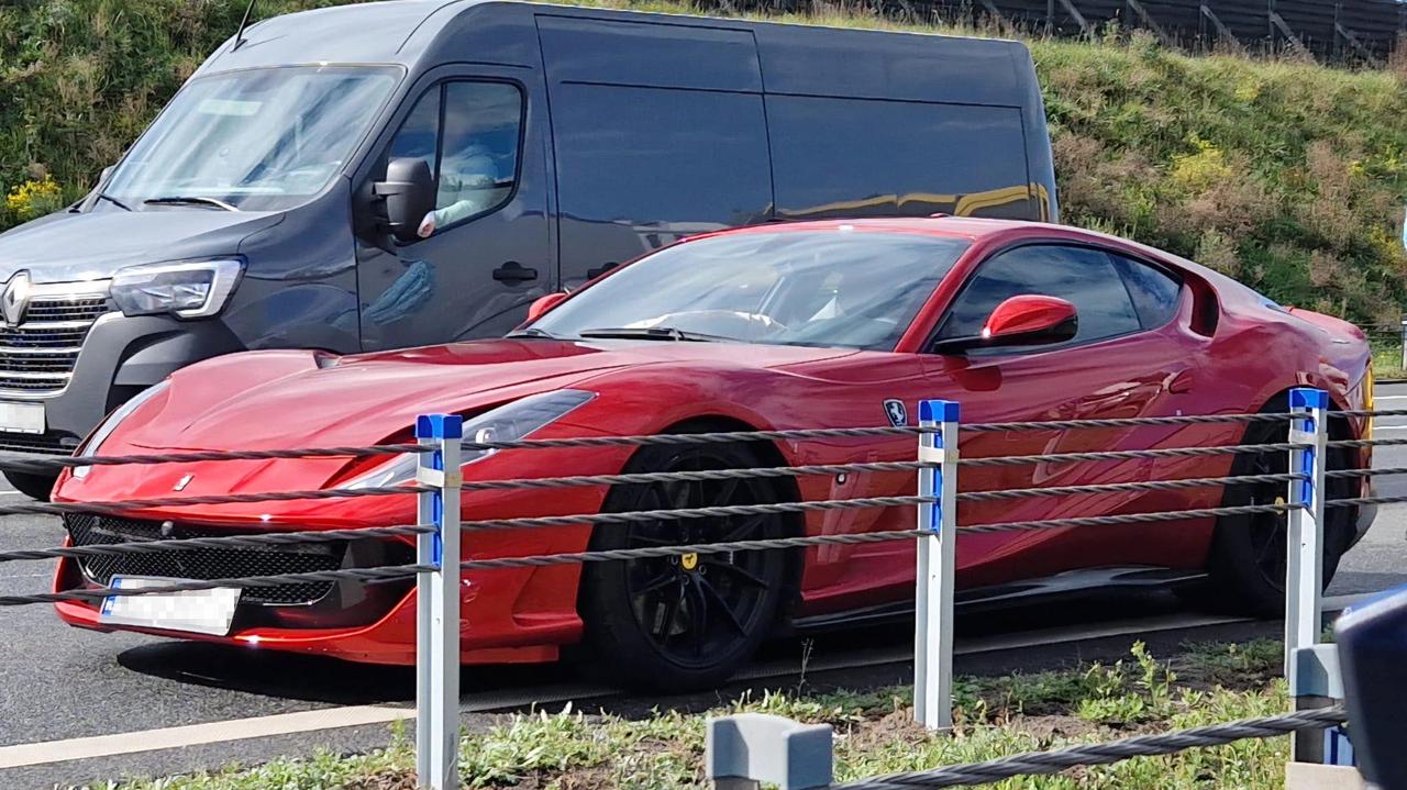 Zderzenie ze sportowym Ferrari na S2