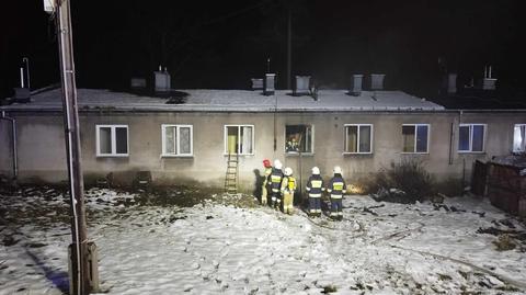 Policjanci wyprowadzili mężczyznę z płonącego budynku w Skarżysku-Kamiennej
