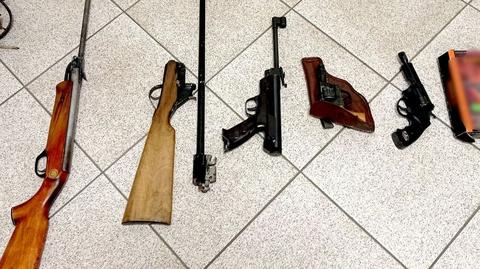 Gmina Żółkiewka. 82-latek zastrzelił wiewiórkę. Policja wyjaśnia też sprawę nielegalnego posiadania broni, którą znaleziono w jego domu (materiał z 18.10.2022)