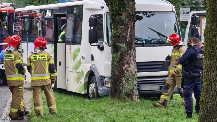 Bus wjechał w drzewo w Zakopanem. Trzy osoby poszkodowane
