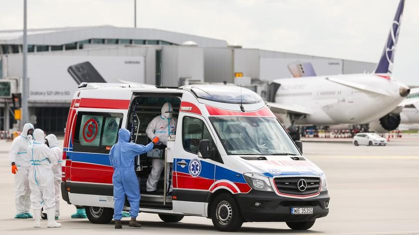 Kolejni chorzy na COVID-19 ewakuowani do Polski z Indii. Samolot wylądował na lotnisku w Warszawie