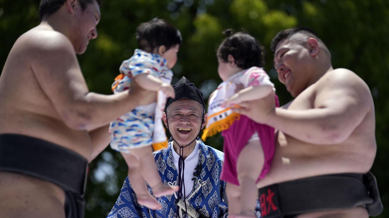 Festiwal płaczących dzieci. Setka maluchów na rękach zawodników sumo