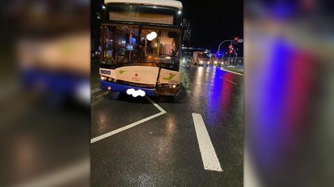 Zderzenie autobusu miejskiego z samochodem osobowym w Krakowie