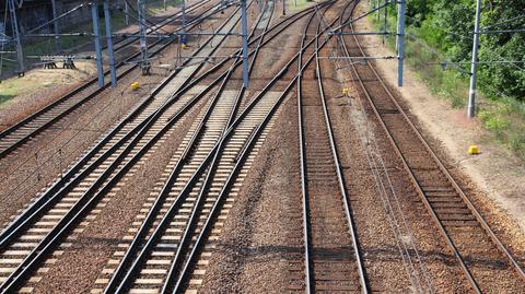 Wyprzedzając ciężarówkę na przejeździe kolejowym wjechał z impetem w rogatkę