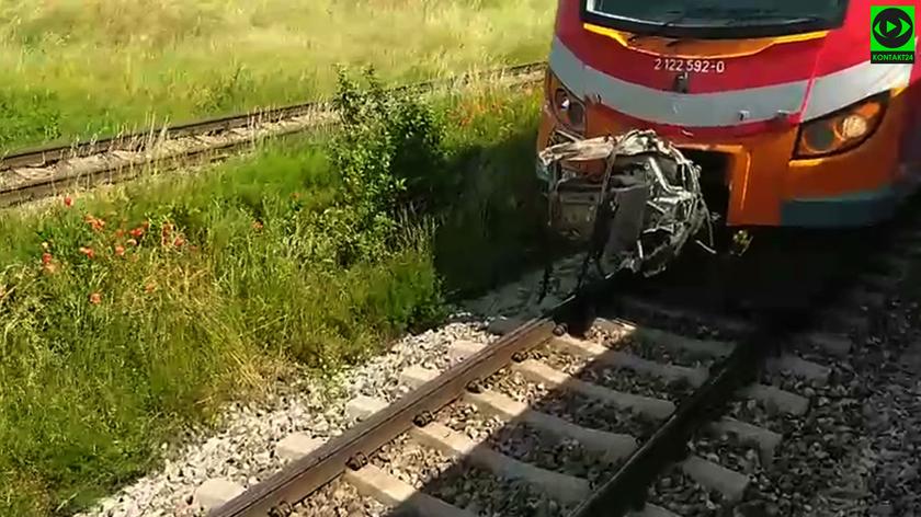 Pociąg po zderzeniu w autem