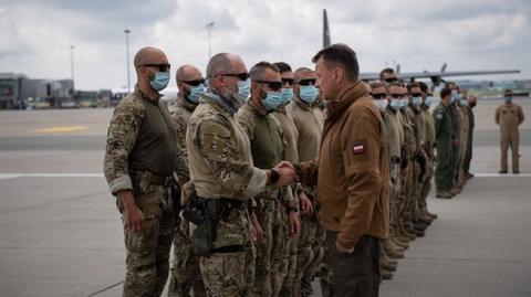 Szef MON Mariusz Błaszczak wita wracających z Afganistanu żołnierzy